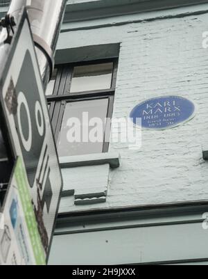 Ansichten der blauen Gedenktafel, auf der Karl Marx zwischen 1851 und 1856 in der 28 Dean Street, London lebte. Es ist der 200th. Jahrestag der Geburt von Marx am 6. Mai 2018. Fototermin: Mittwoch, 2. Mai 2018. Bildnachweis sollte lauten: Richard Gray/EMPICS Stockfoto