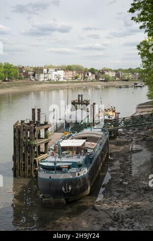 Blick auf eine festgetäute Barge auf der Themse von der Kew Bridge aus in Richtung Hammersmith. Fotodatum: Donnerstag, 3. Mai 2018. Bildnachweis sollte lauten: Richard Gray/EMPICS Stockfoto