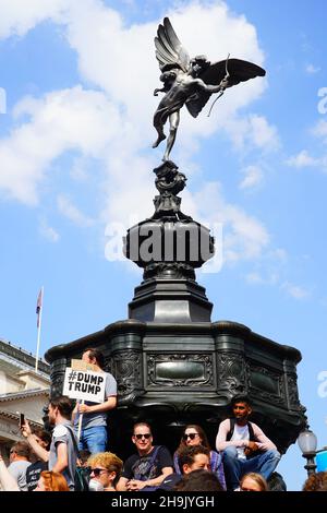 Demonstranten gegen Donald Trumps Besuch in Großbritannien im Piccadilly Circus im Zentrum von London. Fototermin: Freitag, 13. Juli 2018. Bildnachweis sollte lauten: Richard Gray/EMPICS Stockfoto