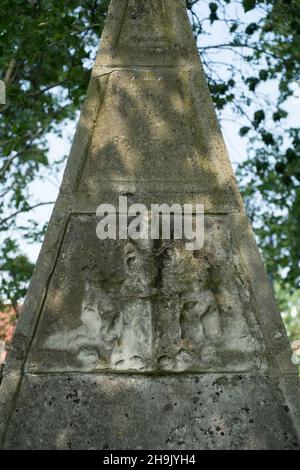 Blick auf die Pyramide auf dem Friedhof der St. Anne's Church (erbaut 1727) in Limehouse, London, die vom Architekten Nichola Hawksmoor (1661-1736) entworfen wurde. Mit der Inschrift The Wisdom of Solomon wird angenommen, dass sich die Pyramide auf Hawksmoors Verbindungen zu den Freimaurern bezieht. Fototermin: Dienstag, 22. Mai 2018. Bildnachweis sollte lauten: Richard Gray/EMPICS Stockfoto