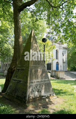 Blick auf die Pyramide auf dem Friedhof der St. Anne's Church (erbaut 1727) in Limehouse, London, die vom Architekten Nichola Hawksmoor (1661-1736) entworfen wurde. Mit der Inschrift The Wisdom of Solomon wird angenommen, dass sich die Pyramide auf Hawksmoors Verbindungen zu den Freimaurern bezieht. Fototermin: Dienstag, 22. Mai 2018. Bildnachweis sollte lauten: Richard Gray/EMPICS Stockfoto