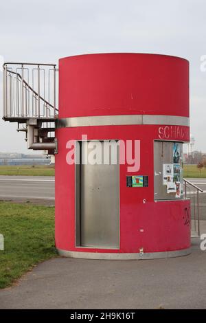 Ein Rotunda Cafe oder eine Teebar im ehemaligen Tempelhof Airport, der zum Freizeitpark in Schoneberg Süd-Zentral-Berlin wurde, Deutschland, Europa. Stockfoto