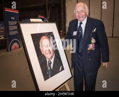 Bernard Carton (rechts) mit einem Selbstporträt des Fotografen Mike Stone bei Hidden Heroes, einer Veranstaltung, bei der die Rolle jüdischer Freiwilliger in der Royal Air Force während des Zweiten Weltkriegs im RAF Museum in London gefeiert wird. Die Veranstaltung ist Teil der Feierlichkeiten anlässlich des hundertjährigen Bestehens der RAF. Fotodatum: Donnerstag, 15. November 2018. Bildnachweis sollte lauten: Richard Gray/EMPICS Stockfoto