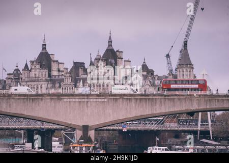 Waterloo Bridge, mit Whitehall Court im Hintergrund, in einem Bild, das auf einer Open City-Architekturbootstour auf der Themse in London aufgenommen wurde. Fototermin: Samstag, 1. Dezember 2018. Bildnachweis sollte lauten: Richard Gray/EMPICS Stockfoto