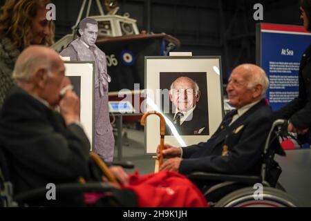 Bernard Carton (rechts) mit einem Selbstporträt des Fotografen Mike Stone bei Hidden Heroes, einer Veranstaltung, bei der die Rolle jüdischer Freiwilliger in der Royal Air Force während des Zweiten Weltkriegs im RAF Museum in London gefeiert wird. Die Veranstaltung ist Teil der Feierlichkeiten anlässlich des hundertjährigen Bestehens der RAF. Fotodatum: Donnerstag, 15. November 2018. Bildnachweis sollte lauten: Richard Gray/EMPICS Stockfoto