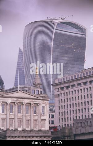 20 Fenchurch Street mit einer Person auf der Millennium Bridge im Vordergrund, in einem Bild, das auf einer Open City Architektur Bootstour auf der Themse in London aufgenommen wurde. Fototermin: Samstag, 1. Dezember 2018. Bildnachweis sollte lauten: Richard Gray/EMPICS Stockfoto