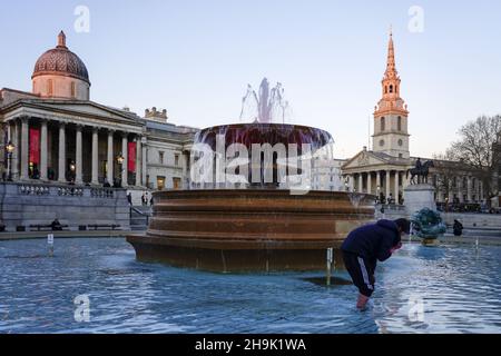 Ein Mann, der im Springbrunnen am Trafalgar Square im Zentrum Londons nach Münzen sucht. Fototermin: Montag, 28. Januar 2019. Bildnachweis sollte lauten: Richard Gray/EMPICS Stockfoto