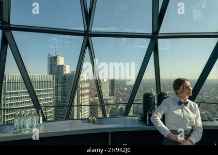 Eine Kellnerin im Searcys im obersten Stockwerk des Gherkin-Gebäudes in London. Fototermin: Dienstag, 21. Mai 2019. Bildnachweis sollte lauten: Richard Gray/EMPICS Stockfoto