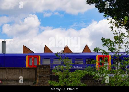 Ein Blick auf das Dach der Newport Street Gallery (Heimat der privaten Kunstsammlung von Damien Hurst), von Caruso St John Architects (2015), hinter einem Zug der Südbahn. Von einer Open City-Architekturtour durch die Gegend von Nine Elms in London. Fototermin: Dienstag, 11. Juni 2019. Bildnachweis sollte lauten: Richard Gray/EMPICS Stockfoto