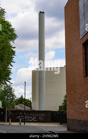 Blick auf einen Kamin neben der Newport Street Gallery (Heimat der privaten Kunstsammlung von Damien Hurst) von Caruso St John Architects (2015). Von einer Open City-Architekturtour durch die Gegend von Nine Elms in London. Fototermin: Dienstag, 11. Juni 2019. Bildnachweis sollte lauten: Richard Gray/EMPICS Stockfoto