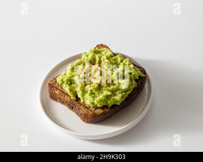 Avocado Toast auf Vollkorn-Sandwich-Brot Stockfoto