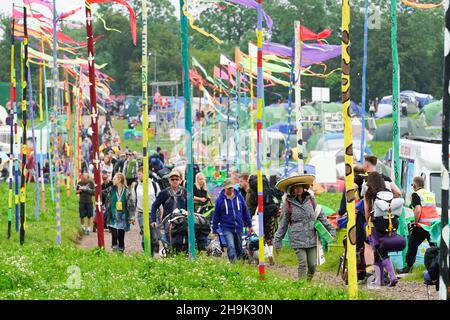 Festivalbesucher, die am 1. (Mittwoch) Tag des Glastonbury Festivals 2019 auf der Worthy Farm in Somerset ankommen. Fototermin: Mittwoch, 26. Juni 2019. Bildnachweis sollte lauten: Richard Gray/EMPICS Entertainment Stockfoto