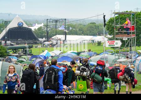 Festivalbesucher, die am 1. (Mittwoch) Tag des Glastonbury Festivals 2019 auf der Worthy Farm in Somerset ankommen. Fototermin: Mittwoch, 26. Juni 2019. Bildnachweis sollte lauten: Richard Gray/EMPICS Entertainment Stockfoto