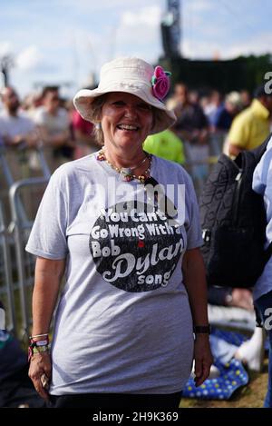 Ein Bob Dylan Fan vor einer Performance im Hyde Park in London (aus einer Serie von Fotos mit Bob Dylan T-Shirts). Fototermin: Freitag, 12. Juli 2019. Bildnachweis sollte lauten: Richard Gray/EMPICS Stockfoto