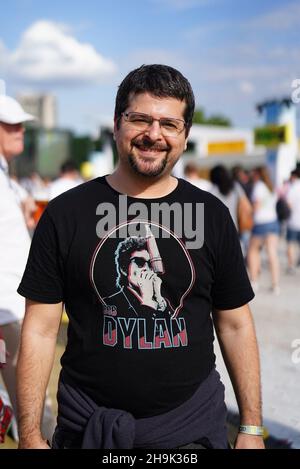 Ein Bob Dylan Fan vor einer Performance im Hyde Park in London (aus einer Serie von Fotos mit Bob Dylan T-Shirts). Fototermin: Freitag, 12. Juli 2019. Bildnachweis sollte lauten: Richard Gray/EMPICS Stockfoto