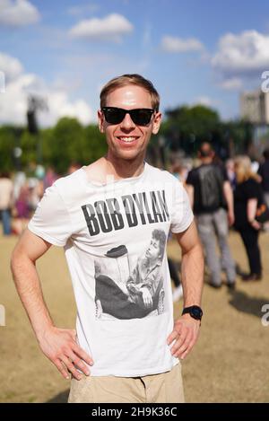 Ein Bob Dylan Fan vor einer Performance im Hyde Park in London (aus einer Serie von Fotos mit Bob Dylan T-Shirts). Fototermin: Freitag, 12. Juli 2019. Bildnachweis sollte lauten: Richard Gray/EMPICS Stockfoto