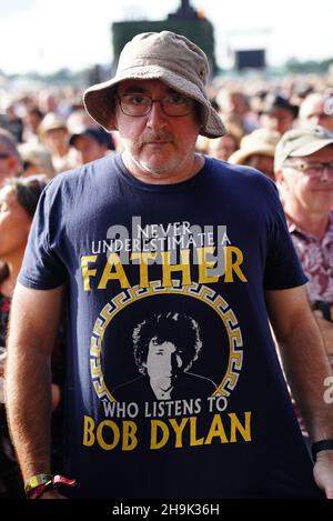 Ein Bob Dylan Fan vor einer Performance im Hyde Park in London (aus einer Serie von Fotos mit Bob Dylan T-Shirts). Fototermin: Freitag, 12. Juli 2019. Bildnachweis sollte lauten: Richard Gray/EMPICS Stockfoto