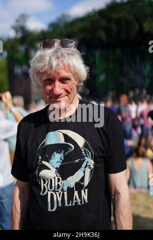 Ein Bob Dylan Fan vor einer Performance im Hyde Park in London (aus einer Serie von Fotos mit Bob Dylan T-Shirts). Fototermin: Freitag, 12. Juli 2019. Bildnachweis sollte lauten: Richard Gray/EMPICS Stockfoto