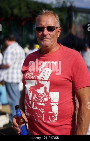 Ein Bob Dylan Fan vor einer Performance im Hyde Park in London (aus einer Serie von Fotos mit Bob Dylan T-Shirts). Fototermin: Freitag, 12. Juli 2019. Bildnachweis sollte lauten: Richard Gray/EMPICS Stockfoto