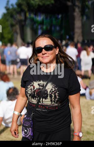 Ein Bob Dylan Fan vor einer Performance im Hyde Park in London (aus einer Serie von Fotos mit Bob Dylan T-Shirts). Fototermin: Freitag, 12. Juli 2019. Bildnachweis sollte lauten: Richard Gray/EMPICS Stockfoto