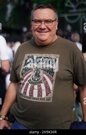 Ein Bob Dylan Fan vor einer Performance im Hyde Park in London (aus einer Serie von Fotos mit Bob Dylan T-Shirts). Fototermin: Freitag, 12. Juli 2019. Bildnachweis sollte lauten: Richard Gray/EMPICS Stockfoto