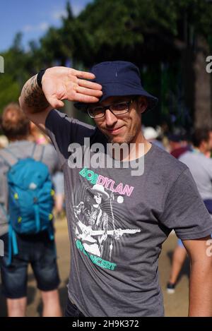 Ein Bob Dylan Fan vor einer Performance im Hyde Park in London (aus einer Serie von Fotos mit Bob Dylan T-Shirts). Fototermin: Freitag, 12. Juli 2019. Bildnachweis sollte lauten: Richard Gray/EMPICS Stockfoto