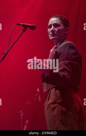 Cate le Bon spielt live auf der Bühne im Roundhouse in London zur Unterstützung von Deerhunter. Fototermin: Sonntag, 3. November 2019. Bildnachweis sollte lauten: Richard Gray/EMPICS Stockfoto