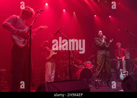 Cate le Bon spielt live auf der Bühne im Roundhouse in London zur Unterstützung von Deerhunter. Fototermin: Sonntag, 3. November 2019. Bildnachweis sollte lauten: Richard Gray/EMPICS Stockfoto