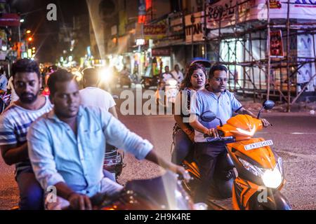 Blick auf Fahrer von Motorrädern und Mopeds bei Nacht in Pondicherry. Aus einer Serie von Reisefotos in Südindien. Fototermin: Mittwoch, 8. Januar 2020. Bildnachweis sollte lauten: Richard Gray/EMPICS Stockfoto