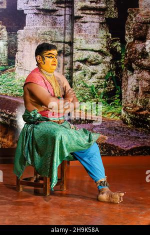 Ein Schauspieler bereitet sich auf eine Aufführung von Narakasuravadham vor. Aus einer Serie von Reisefotos in Kerala, Südindien. Fototermin: Freitag, 17. Januar 2020. Bildnachweis sollte lauten: Richard Gray/EMPICS Stockfoto