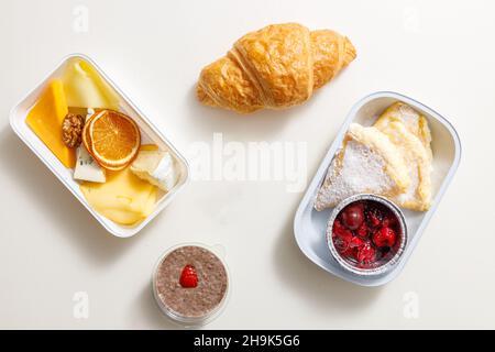 Essen zum Mitnehmen und Snacks in Lunchboxen Stockfoto