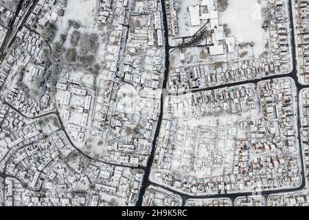 Geradliniges Luftbild in der Winterzeit an einem verschneiten Tag der britischen Stadt Mirfield in Kirklees, West Yorkshire, England, zeigt Wohnhäuser Stockfoto