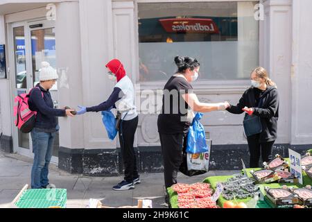 Während der Coronavirus-Krise auf einem Bauernmarkt in West Ealing, London, Käufer und Verkäufer mit Schutzmasken. Fototermin: Samstag, 23. Mai 2020. Bildnachweis sollte lauten: Richard Gray/EMPICS Stockfoto
