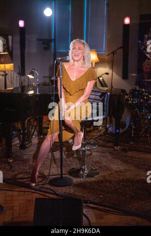 Hanna Waddingham spielt live bei L-Acoustics Creation in London als Teil von West End Unplugged, einer Initiative zur Spendensammlung für verschiedene Wohltätigkeitsorganisationen, die Theaterarbeiter unterstützen. Fotodatum: Donnerstag, 20. August 2020. Bildnachweis sollte lauten: Richard Gray/EMPICS Stockfoto