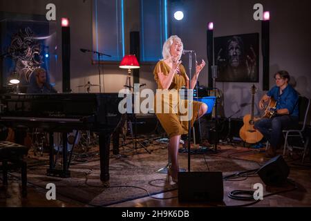 Hanna Waddingham spielt live bei L-Acoustics Creation in London als Teil von West End Unplugged, einer Initiative zur Spendensammlung für verschiedene Wohltätigkeitsorganisationen, die Theaterarbeiter unterstützen. Fotodatum: Donnerstag, 20. August 2020. Bildnachweis sollte lauten: Richard Gray/EMPICS Stockfoto