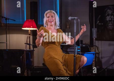 Hanna Waddingham spielt live bei L-Acoustics Creation in London als Teil von West End Unplugged, einer Initiative zur Spendensammlung für verschiedene Wohltätigkeitsorganisationen, die Theaterarbeiter unterstützen. Fotodatum: Donnerstag, 20. August 2020. Bildnachweis sollte lauten: Richard Gray/EMPICS Stockfoto