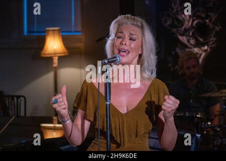 Hanna Waddingham spielt live bei L-Acoustics Creation in London als Teil von West End Unplugged, einer Initiative zur Spendensammlung für verschiedene Wohltätigkeitsorganisationen, die Theaterarbeiter unterstützen. Fotodatum: Donnerstag, 20. August 2020. Bildnachweis sollte lauten: Richard Gray/EMPICS Stockfoto