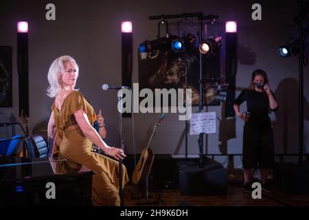 Hanna Waddingham spielt live bei L-Acoustics Creation in London als Teil von West End Unplugged, einer Initiative zur Spendensammlung für verschiedene Wohltätigkeitsorganisationen, die Theaterarbeiter unterstützen. Fotodatum: Donnerstag, 20. August 2020. Bildnachweis sollte lauten: Richard Gray/EMPICS Stockfoto