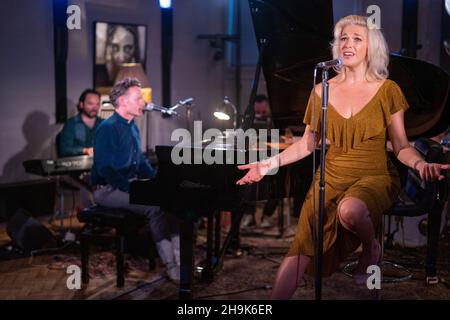 Hanna Waddingham spielt live bei L-Acoustics Creation in London als Teil von West End Unplugged, einer Initiative zur Spendensammlung für verschiedene Wohltätigkeitsorganisationen, die Theaterarbeiter unterstützen. Fotodatum: Donnerstag, 20. August 2020. Bildnachweis sollte lauten: Richard Gray/EMPICS Stockfoto