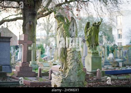 Eine Statue eines Engels auf dem Westminster Friedhof in Hanwell. Fototermin: Samstag, 23. Januar 2021. Bildnachweis sollte lauten: Richard Gray/EMPICS Stockfoto