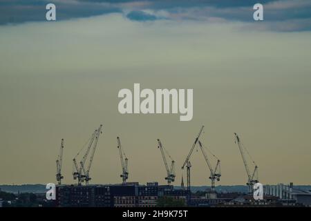 Blick auf Kraniche auf die Skyline von London (aus einer 14th-stöckigen Wohnung an der Edgware Road). Fototermin: Mittwoch, 9. Juni 2021. Bildnachweis sollte lauten: Richard Gray/EMPICS
