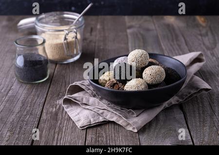 RAW Energy beißt Bälle mit natürlichen Zutaten auf Holz zubereitet Hintergrund Stockfoto