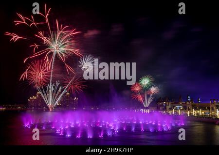 THE POINTE, DUBAI. BLICK AUF DAS SPEKTAKULÄRE FEUERWERK UND DIE FARBENFROHEN TANZBRUNNEN WÄHREND DER DIWALI-FEIER IN DER POINTE PALM JUMEIRAH Stockfoto