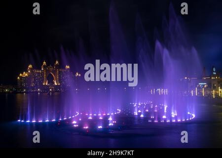 THE POINTE, DUBAI. BLICK AUF DAS SPEKTAKULÄRE FEUERWERK UND DIE FARBENFROHEN TANZBRUNNEN WÄHREND DER DIWALI-FEIER IN DER POINTE PALM JUMEIRAH Stockfoto