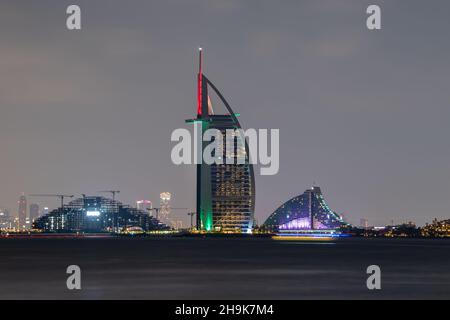 Feuerwerksfest am nationalen Tag im Point Atlantis und Palm Jumaira Dubai Stockfoto