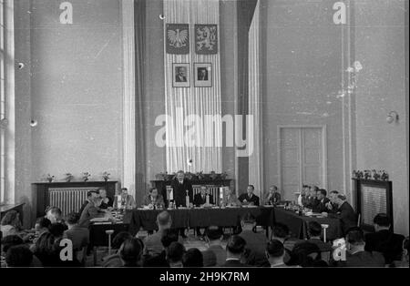 Warszawa, 1948-08-04. Otwarcie obrad II Sesji Rady Wspó³pracy Gospodarczej Polsko-Czechos³owackiej. Delegacja czechos³owacka, której przewodniczy³ Minister handlu zagranicznego dr. Antoni Gregor, przebywa³a w Polsce w pierwszej po³owie sierpnia. Goœcie z Czechos³owacji oprócz udzia³u w obradach Rady Wspó³pracy Gospodarczej zwiedzili tak¿e Wystawê Ziem Odzyskanych we Wroc³awiu. NZ. sala Konferenzcyjna Ministerstwa ¯eglugi. Przemawia Minister przemys³u i handlu Hilary Minc. msa PAP Warschau, 14. August 1948. Die Eröffnung der Sitzung 2nd des Polnisch-Tschechoslowakischen Coun für wirtschaftliche Zusammenarbeit Stockfoto