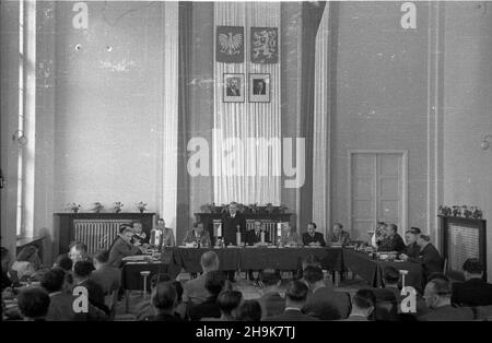 Warszawa, 1948-08-04. Otwarcie obrad II Sesji Rady Wspó³pracy Gospodarczej Polsko-Czechos³owackiej. Delegacja czechos³owacka, której przewodniczy³ Minister handlu zagranicznego dr. Antoni Gregor, przebywa³a w Polsce w pierwszej po³owie sierpnia. Goœcie z Czechos³owacji oprócz udzia³u w obradach Rady Wspó³pracy Gospodarczej zwiedzili tak¿e Wystawê Ziem Odzyskanych we Wroc³awiu. NZ. sala Konferenzcyjna Ministerstwa ¯eglugi. Przemawia Minister przemys³u i handlu Hilary Minc. msa PAP Warschau, 14. August 1948. Die Eröffnung der Sitzung 2nd des Polnisch-Tschechoslowakischen Coun für wirtschaftliche Zusammenarbeit Stockfoto