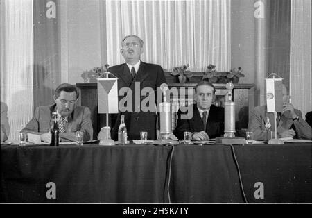 Warszawa, 1948-08-04. Otwarcie obrad II sesji Rady Wspó³pracy Gospodarczej Polsko-Czechos³owackiej w sali konferencyjnej Ministerstwa ¯eglugi. Delegacja czechos³owacka, której przewodniczy³ Minister handlu zagranicznego dr. Antoni Gregor, przebywa³a w Polsce w pierwszej po³owie sierpnia. Goœcie z Czechos³owacji oprócz udzia³u w obradach Rady Wspó³pracy Gospodarczej zwiedzili tak¿e Wystawê Ziem Odzyskanych we Wroc³awiu. NZ. Przemawia Minister przemys³u i handlu Hilary Minc. ZA sto³em prezydialnym siedz¹: prezes Centralnego Urzêdu Planowania Tadeusz Dietrich (1L), czechos³owacki Minister handlu z Stockfoto