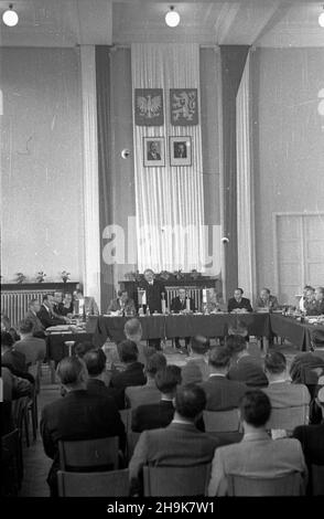 Warszawa, 1948-08-04. Otwarcie obrad II Sesji Rady Wspó³pracy Gospodarczej Polsko-Czechos³owackiej. Delegacja czechos³owacka, której przewodniczy³ Minister handlu zagranicznego dr. Antoni Gregor, przebywa³a w Polsce w pierwszej po³owie sierpnia. Goœcie z Czechos³owacji oprócz udzia³u w obradach Rady Wspó³pracy Gospodarczej zwiedzili tak¿e Wystawê Ziem Odzyskanych we Wroc³awiu. NZ. sala Konferenzcyjna Ministerstwa ¯eglugi. Przemawia Minister przemys³u i handlu Hilary Minc. msa PAP Warschau, 14. August 1948. Die Eröffnung der Sitzung 2nd des Polnisch-Tschechoslowakischen Coun für wirtschaftliche Zusammenarbeit Stockfoto