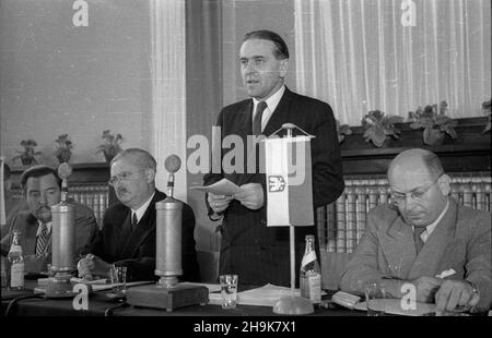 Warszawa, 1948-08-04. Otwarcie obrad II sesji Rady Wspó³pracy Gospodarczej Polsko-Czechos³owackiej w sali konferencyjnej Ministerstwa ¯eglugi. Delegacja czechos³owacka, której przewodniczy³ Minister handlu zagranicznego dr. Antoni Gregor, przebywa³a w Polsce w pierwszej po³owie sierpnia. Goœcie z Czechos³owacji oprócz udzia³u w obradach Rady Wspó³pracy Gospodarczej zwiedzili tak¿e Wystawê Ziem Odzyskanych we Wroc³awiu. NZ. Przemawia czechos³owacki Minister handlu zagranicznego dr. Antoni Gregor. ZA sto³em prezydialnym siedz¹: prezes Centralnego Urzêdu Planowania Tadeusz Dietrich (1L), Minister p Stockfoto